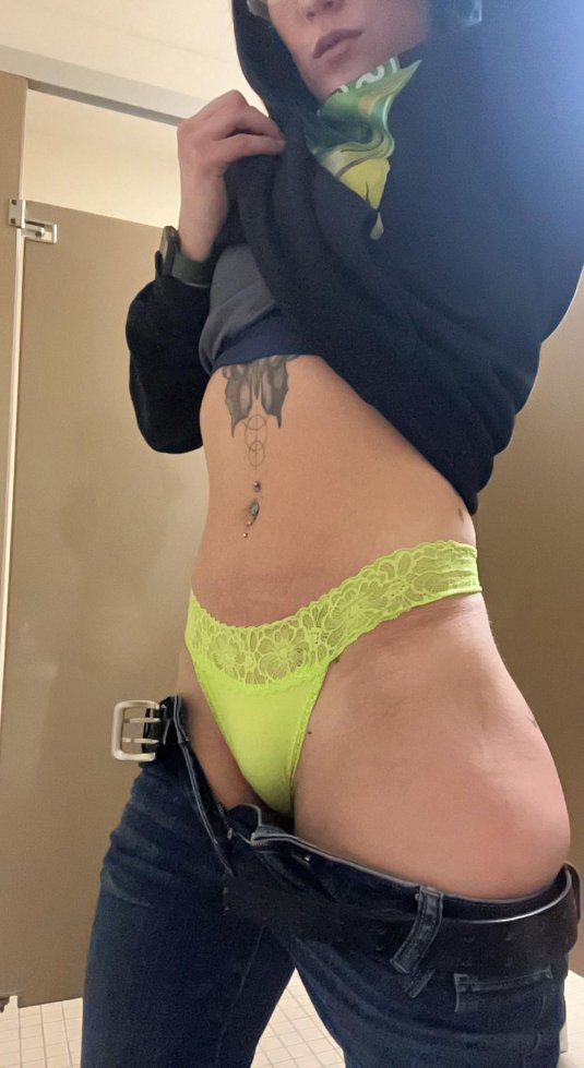 Девушка в обтягивающих джинсах