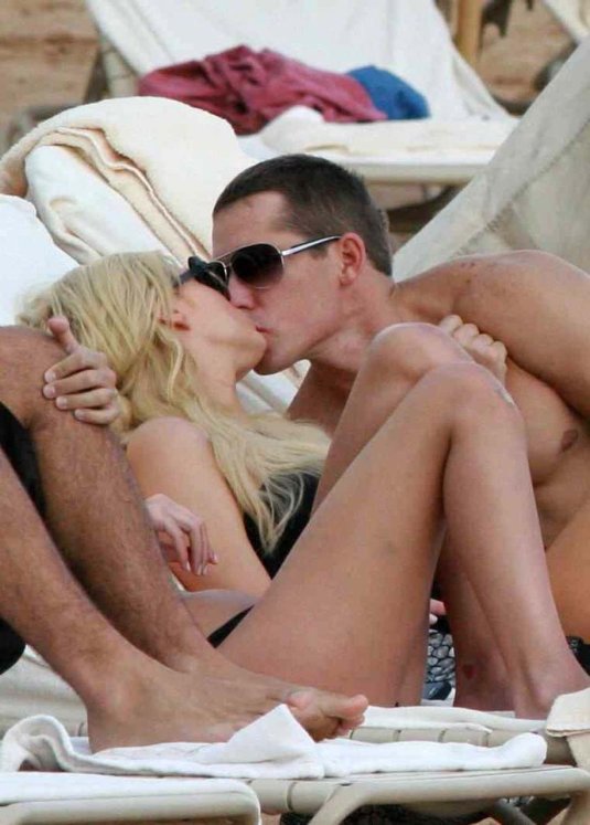 Пэрис хилтон с бойфрендом