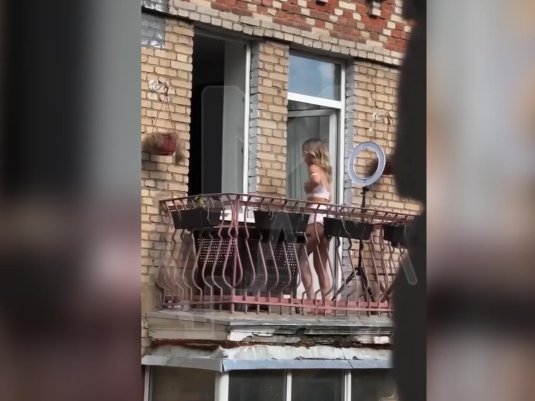 Голые девушки на балконе