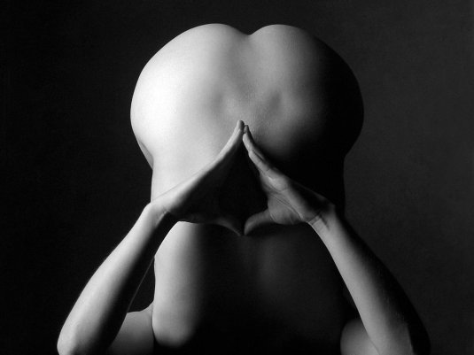 Голая женщина в позе лотоса