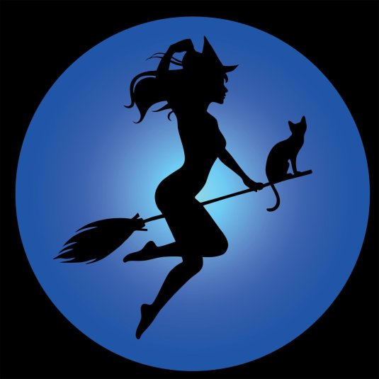 Силуэт ведьмы на метле фоне луны