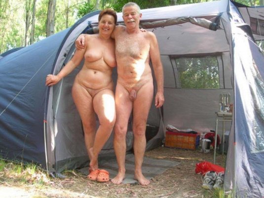 Зрелые нудистки в кругу семьи