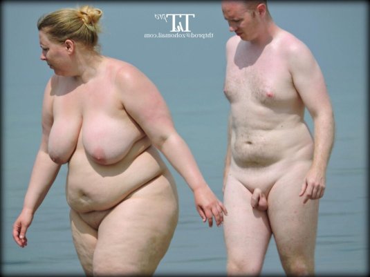 Толстая на пляже