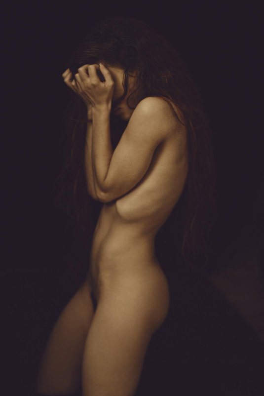 Стыд обнажения девушки ню