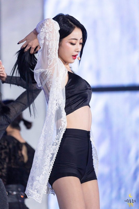 Красивая азиатская девушка