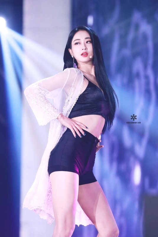 Красивая азиатская девушка