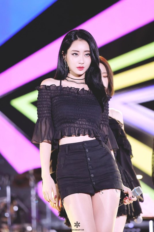 Красивая азиатская девушка