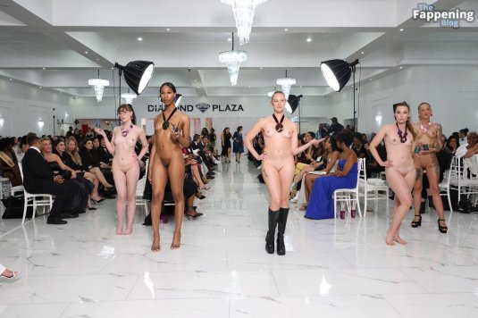 Голые женщины на подиуме