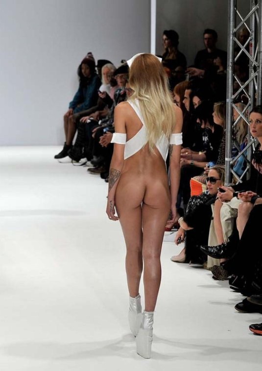 Показ голых моделей