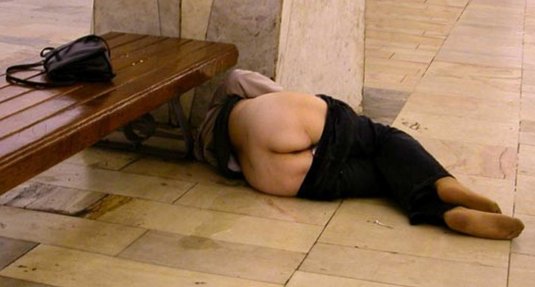 Пьяные голые женщины в вытрезвителе