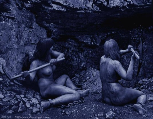 Голые рабыни в рудниках