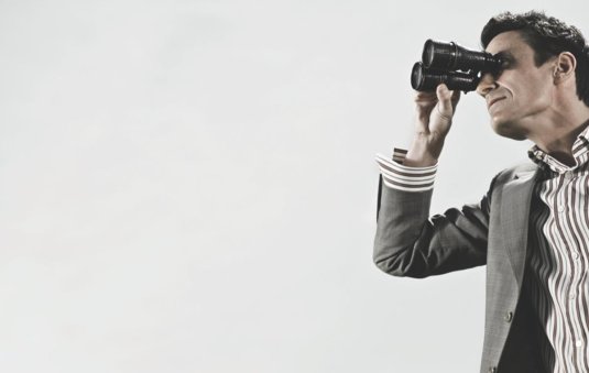 Человек смотрит в бинокль