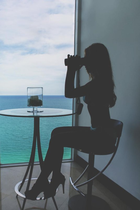 Девушка с биноклем