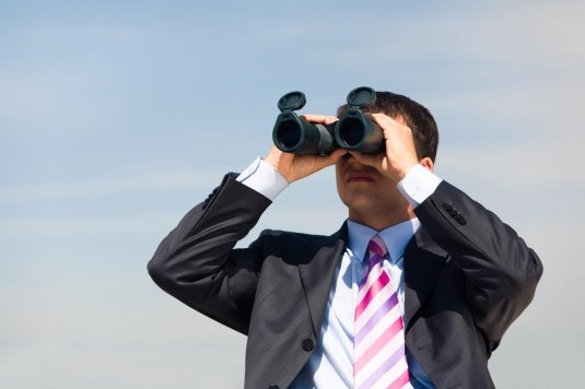 Человек смотрит в бинокль