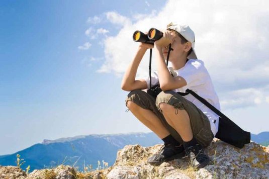 Человек смотрит в бинокль