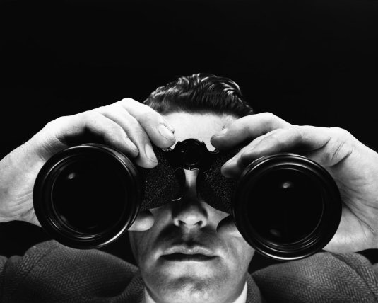 Человек с биноклем