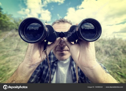 Человек с биноклем