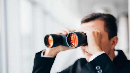 Человек с биноклем