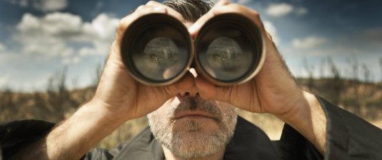 Человек с биноклем
