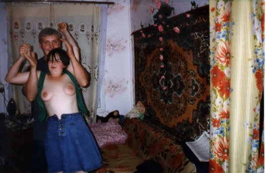 Голые девки на фоне ковра