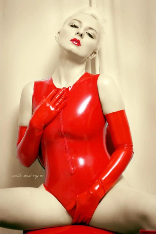 Женский латексный костюм