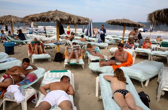 Туристы на пляже в турции