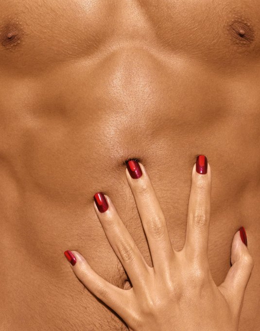 Женские руки на мужском торсе