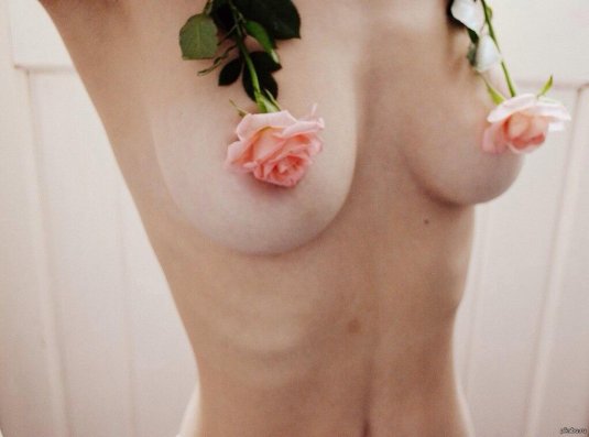 Голые сиськи с цветами