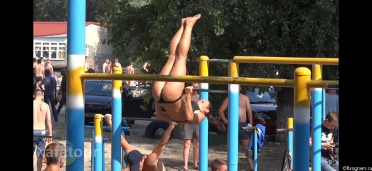 Девушка на турнике