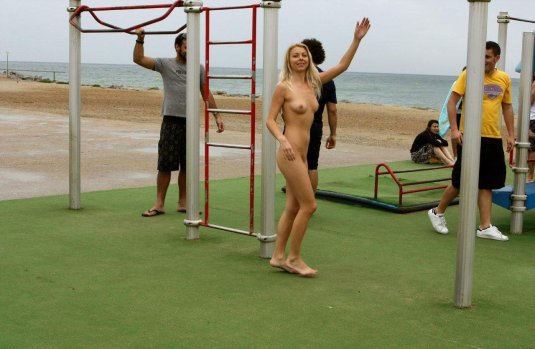 Разделась на спортплощадке