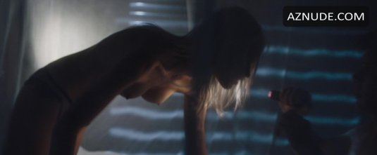 Голая саша лусс в фильме анна