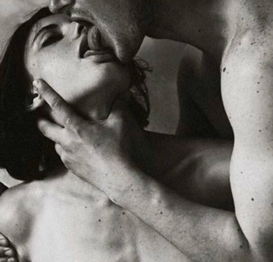 Страстная поцелуй