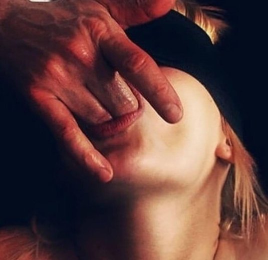 Мужские пальцы во рту