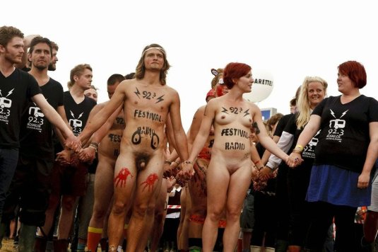 Голые женщины на фестивале
