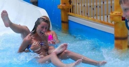 Девушка в аквапарке