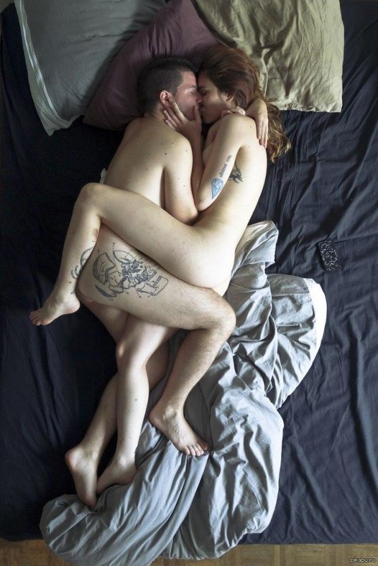 Голые молодые пары в постели