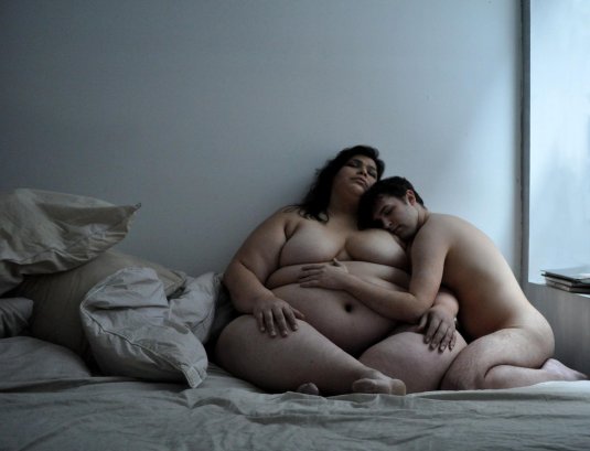 Полненькая девушка с парнем