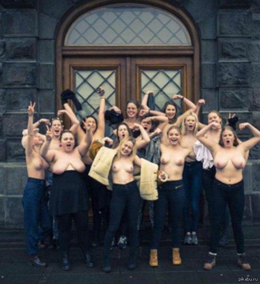 Обнажила грудь на рынке