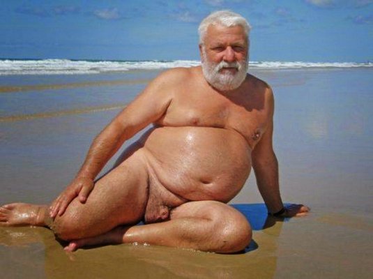 Голые толстые мужчины на пляже