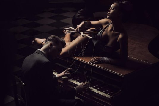 Женщина на рояле