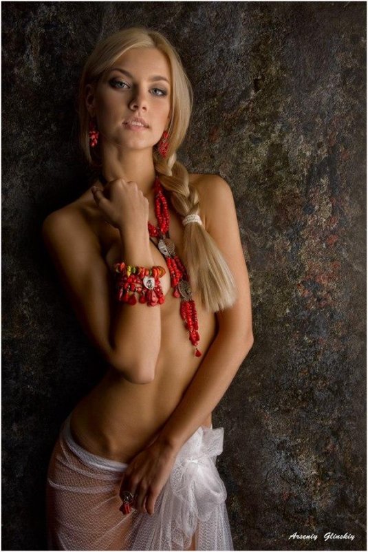 Девушки в славянских нарядах эро