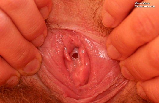 Внутри вагины девственницы