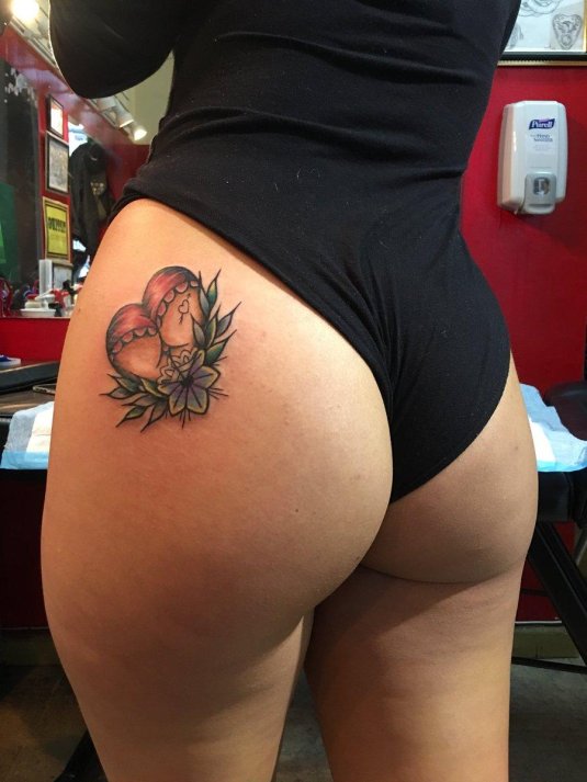 Тату на бедра