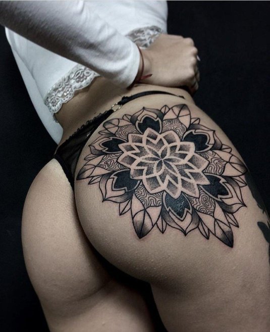 Тату на ягодице для девушек красивые