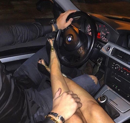 С девушкой в машине