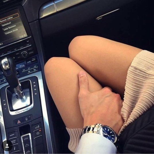 Мужская рука на женской ноге в машине