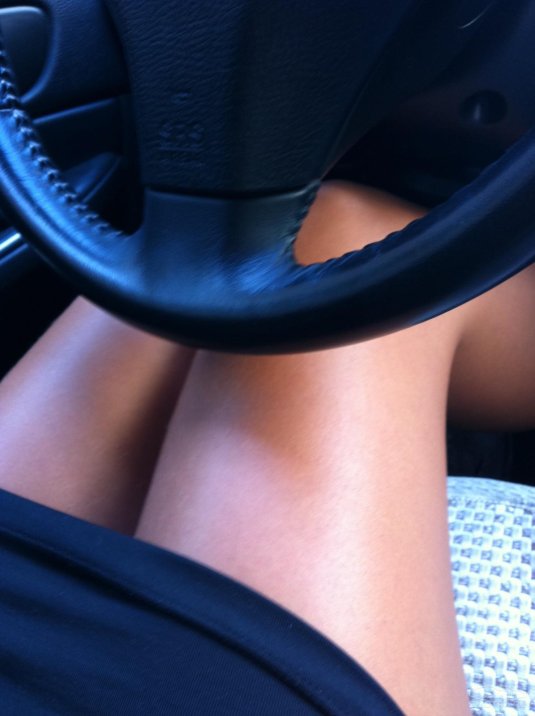 Женские ножки в авто