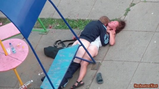 Секс на детской площадке