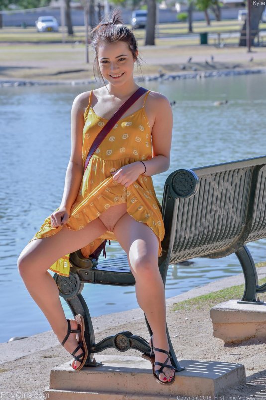 Kylie quinn в платье без трусиков