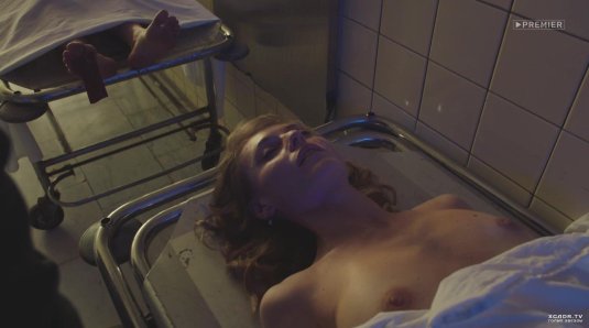 Голое женское тело в морге